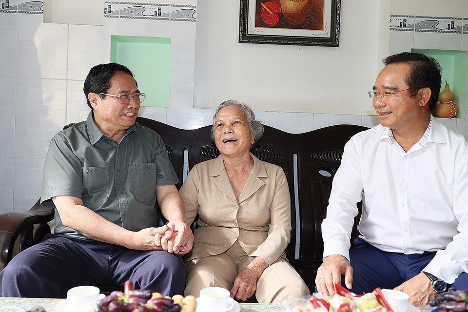 Thủ tướng Phạm Minh Chính thăm thương binh Phạm Thị Xinh tại Khu phố 3, thị trấn Bến Lức, huyện Bến Lức. (Ảnh: Dương Giang/TTXVN)