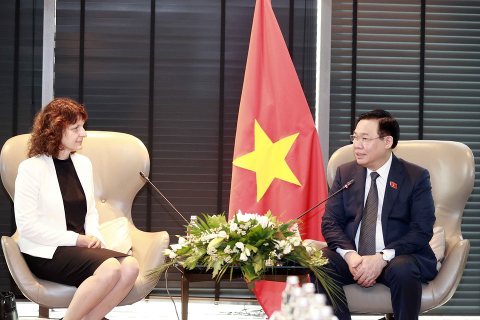 Chủ tịch Quốc hội Vương Đình Huệ tiếp bà Krasimira Vandeva, Giám đốc điều hành Tập đoàn DSV tại Bulgaria. (Ảnh: Doãn Tấn/TTXVN)