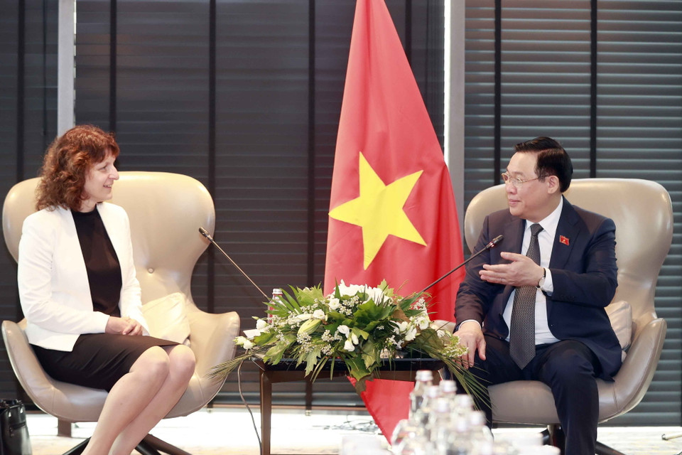 Chủ tịch Quốc hội Vương Đình Huệ tiếp bà Krasimira Vandeva, Giám đốc điều hành Tập đoàn DSV tại Bulgaria. (Ảnh: Doãn Tấn/TTXVN)