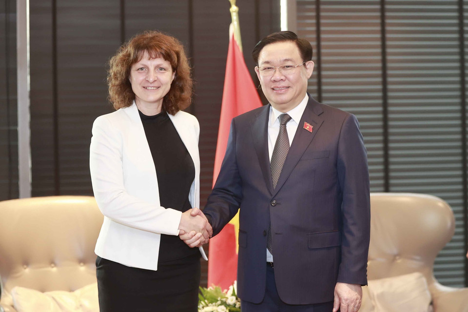 Chủ tịch Quốc hội Vương Đình Huệ tiếp bà Krasimira Vandeva, Giám đốc điều hành Tập đoàn DSV tại Bulgaria. (Ảnh: Doãn Tấn/TTXVN)