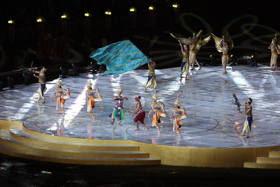 Các nghệ sỹ Thái Lan trình diễn các tiết mục văn nghệ thay cho lời chào của nước chủ nhà kỳ SEA Games 33. (Ảnh: Minh Quyết/TTXVN)