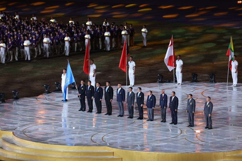 Đại diện nước chủ nhà SEA Games 33 (Thái Lan) với lá cờ của Liên đoàn Thể thao Đông Nam Á. (Ảnh: Minh Quyết/TTXVN)