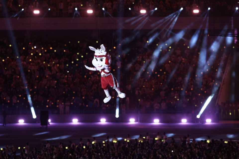 Lời chào tạm biệt của chú thỏ trắng - Linh vật SEA Games 32. (Ảnh: Minh Quyết/TTXVN)