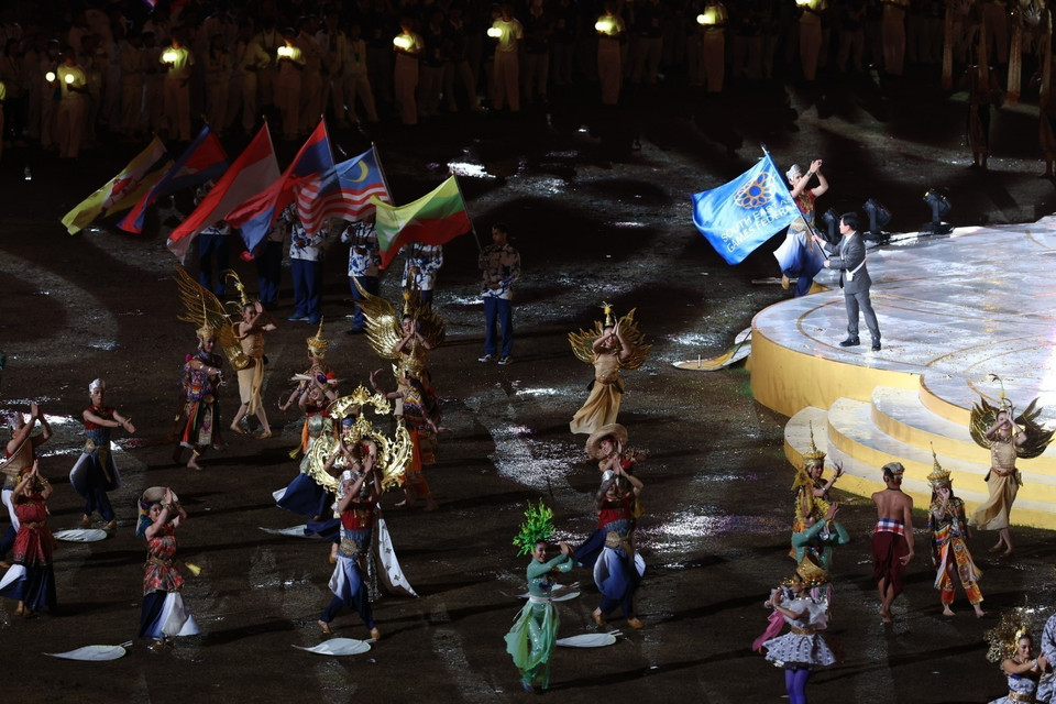 Các nghệ sỹ Thái Lan trình diễn các tiết mục văn nghệ thay cho lời chào của nước chủ nhà kỳ SEA Games 33. (Ảnh: Minh Quyết/TTXVN)