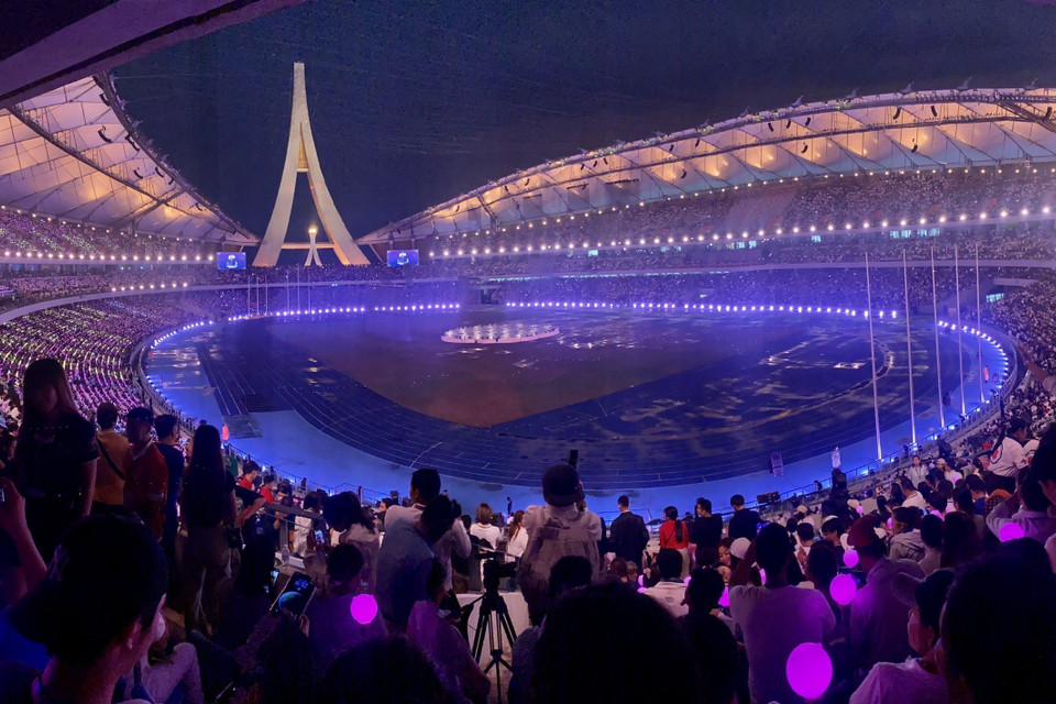 Trình diễn ánh sáng trong lễ bế mạc SEA Games 32 trên sân vận động Morodok Techo. (Ảnh: Hoàng Linh/TTXVN)