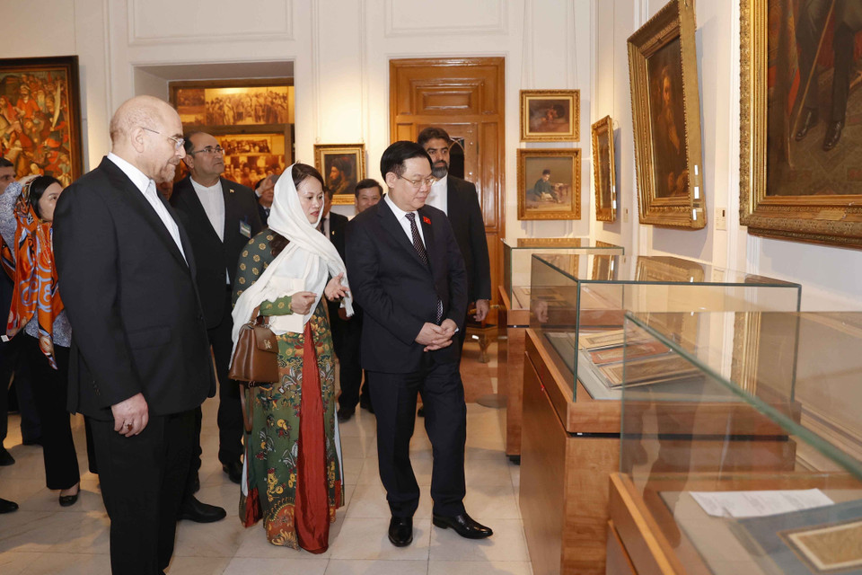 Chủ tịch Quốc hội Vương Đình Huệ thăm Bảo tàng Quốc hội Iran. (Ảnh: Doãn Tấn/TTXVN)