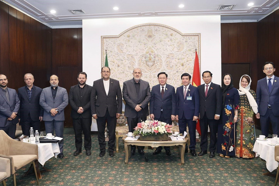 Chủ tịch Quốc hội Vương Đình Huệ và Bộ trưởng Bộ Công nghiệp, Mỏ và Thương mại Iran Abbas Aliabadi chụp ảnh lưu niệm. (Ảnh: Doãn Tấn/TTXVN)