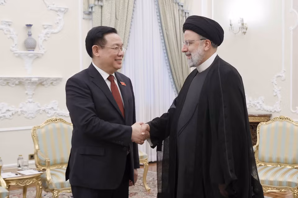 Chủ tịch Quốc hội Vương Đình Huệ và Tổng thống Iran Ebrahim Raisi. (Ảnh: Doãn Tấn/TTXVN)