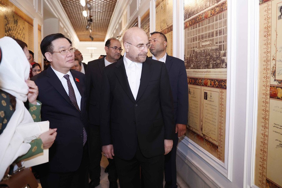 Chủ tịch Quốc hội Vương Đình Huệ thăm Bảo tàng Quốc hội Iran. (Ảnh: Doãn Tấn/TTXVN)