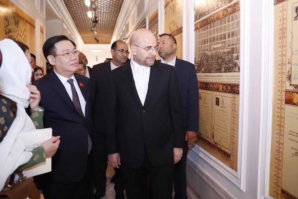 Chủ tịch Quốc hội Vương Đình Huệ thăm Bảo tàng Quốc hội Iran. (Ảnh: Doãn Tấn/TTXVN)