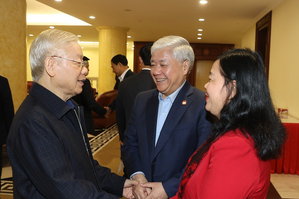 Tổng Bí thư Nguyễn Phú Trọng với các đồng chí Ban Bí thư dự cuộc họp. (Ảnh: Trí Dũng/TTXVN)