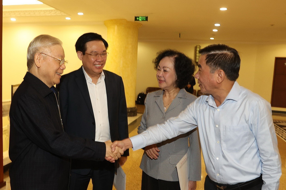 Tổng Bí thư Nguyễn Phú Trọng với các đồng chí Bộ Chính trị, Ban Bí thư dự cuộc họp. (Ảnh: Trí Dũng/TTXVN)