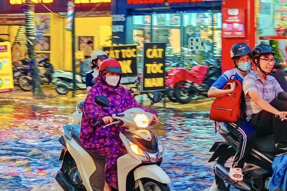 Nước ngập trên đường Quốc Hương (thành phố Thủ Đức). (Ảnh: Hồng Giang/TTXVN)