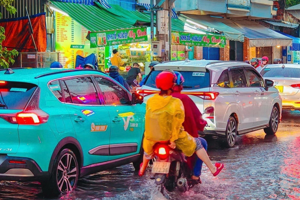 Ngập sâu trên đường D5 (quận Bình Thạnh). (Ảnh: Hồng Giang/TTXVN)