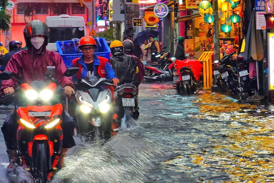 Nước ngập trên đường Bùi Viện (quận 1). (Ảnh: Hồng Giang/TTXVN)