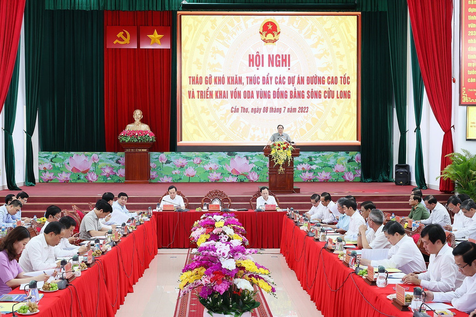 Thủ tướng Phạm Minh Chính chủ trì Hội nghị tháo gỡ khó khăn, thúc đẩy các dự án đường cao tốc và triển khai vốn ODA vùng Đồng bằng sông Cửu Long. (Ảnh: Dương Giang/TTXVN)