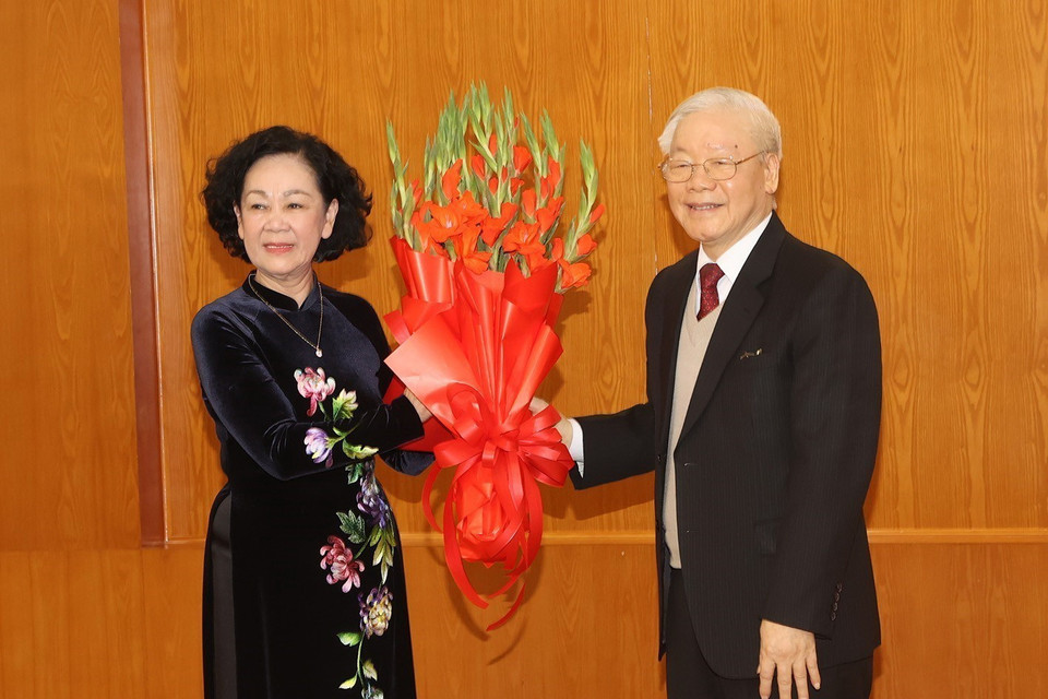 Tổng Bí thư Nguyễn Phú Trọng chúc mừng Thường trực Ban Bí thư Trương Thị Mai. (Ảnh: Trí Dũng/TTXVN)