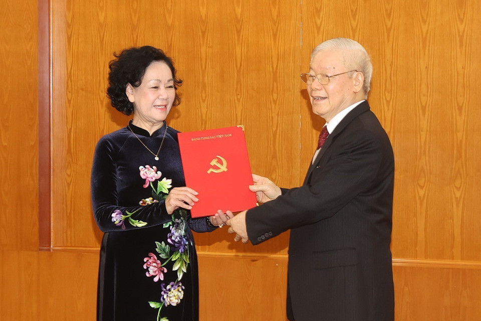 Tổng Bí thư Nguyễn Phú Trọng trao Quyết định cho Ủy viên Bộ Chính trị, Thường trực Ban Bí thư Trương Thị Mai. (Ảnh: Trí Dũng/TTXVN)