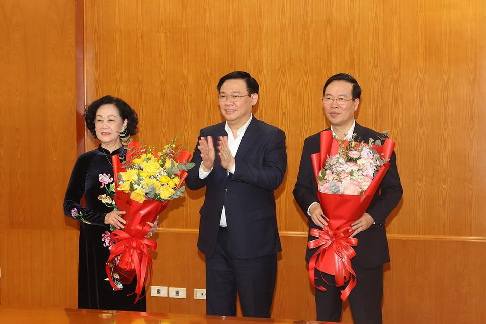 Ủy viên Bộ Chính trị, Chủ tịch Quốc hội Vương Đình Huệ chúc mừng đồng chí Võ Văn Thưởng, Ủy viên Bộ Chính trị, Chủ tịch nước và đồng chí Trương Thị Mai, Ủy viên Bộ Chính trị, Thường trực Ban Bí thư. (Ảnh: Trí Dũng/TTXVN)