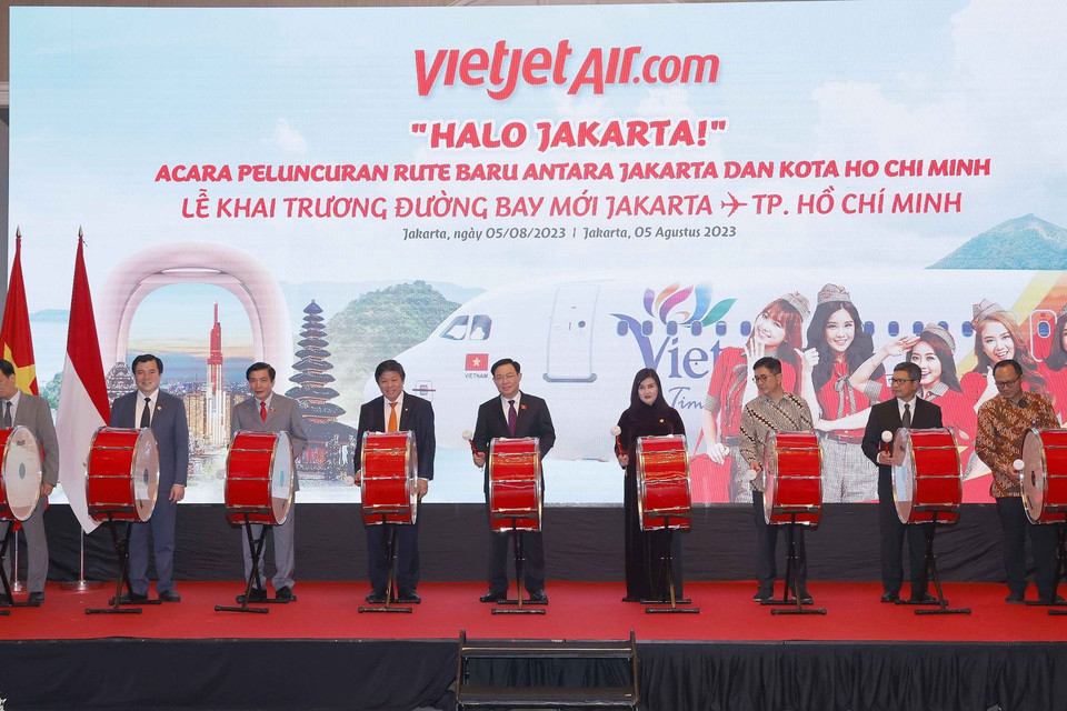 Chủ tịch Quốc hội Vương Đình Huệ và đại biểu thực hiện nghi thức khai trương đường bay thẳng Thành phố Hồ Chí Minh-Jakarta. (Ảnh: Doãn Tấn/TTXVN)