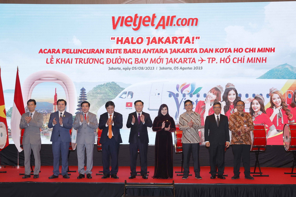 Chủ tịch Quốc hội Vương Đình Huệ và đại biểu thực hiện nghi thức khai trương đường bay thẳng Thành phố Hồ Chí Minh-Jakarta. (Ảnh: Doãn Tấn/TTXVN)