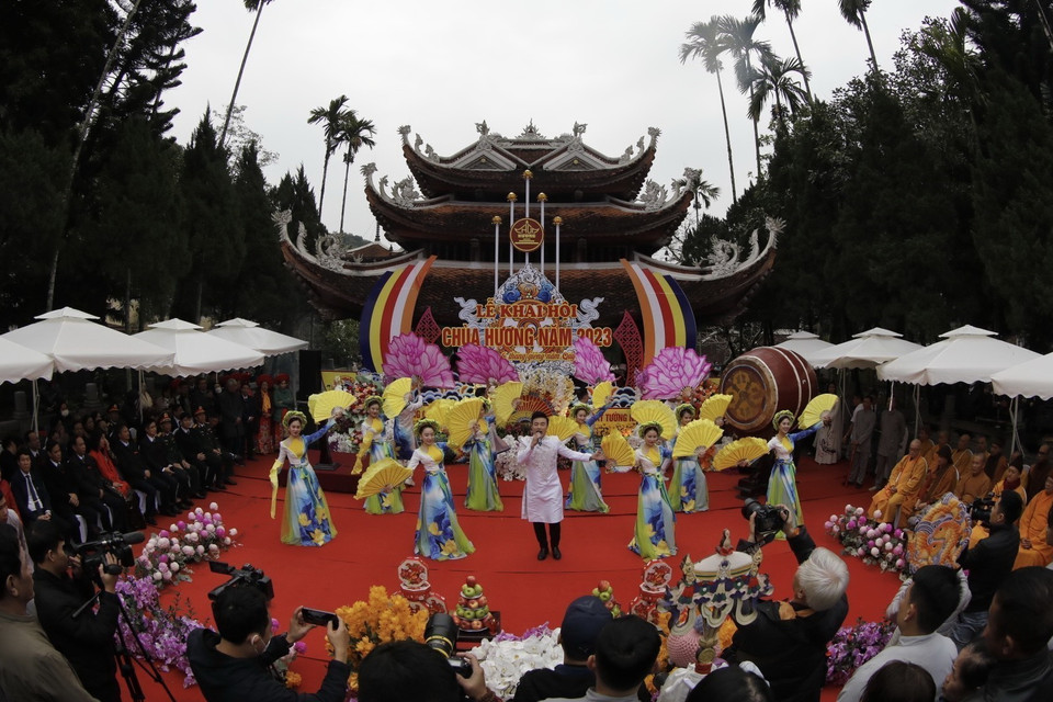 Biểu diễn văn nghệ tại lễ khai mạc. (Ảnh: Trần Việt/TTXVN)