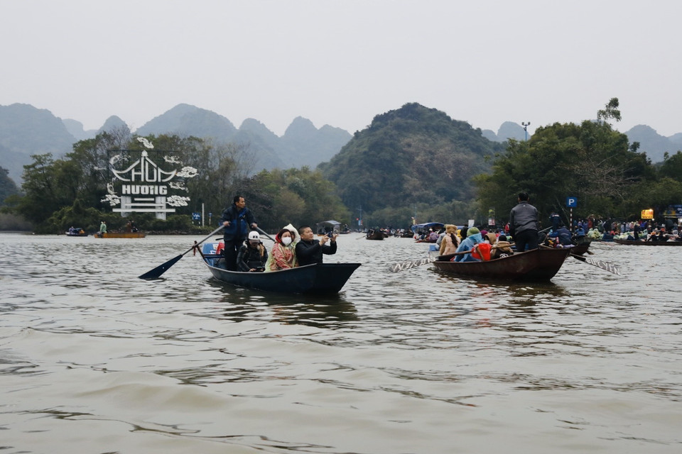 Du khách trảy hội trên dòng suối Yến. (Ảnh: Trần Việt/TTXVN)