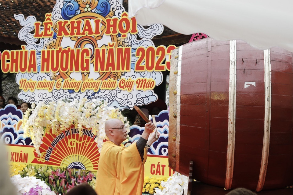 Thượng tọa Thích Minh Hiền đánh trống khai hội. (Ảnh: Trần Việt/TTXVN)