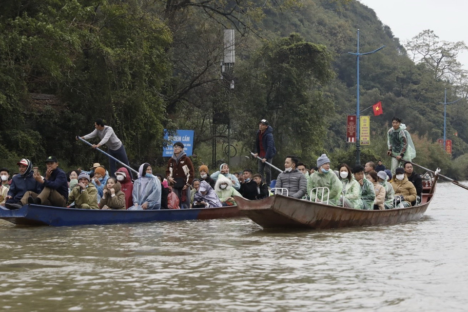 Du khách trảy hội trên dòng suối Yến. (Ảnh: Trần Việt/TTXVN)