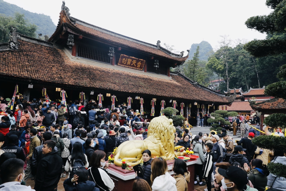 Đông đảo du khách thập phương tham dự lễ hội. (Ảnh: Trần Việt/TTXVN)