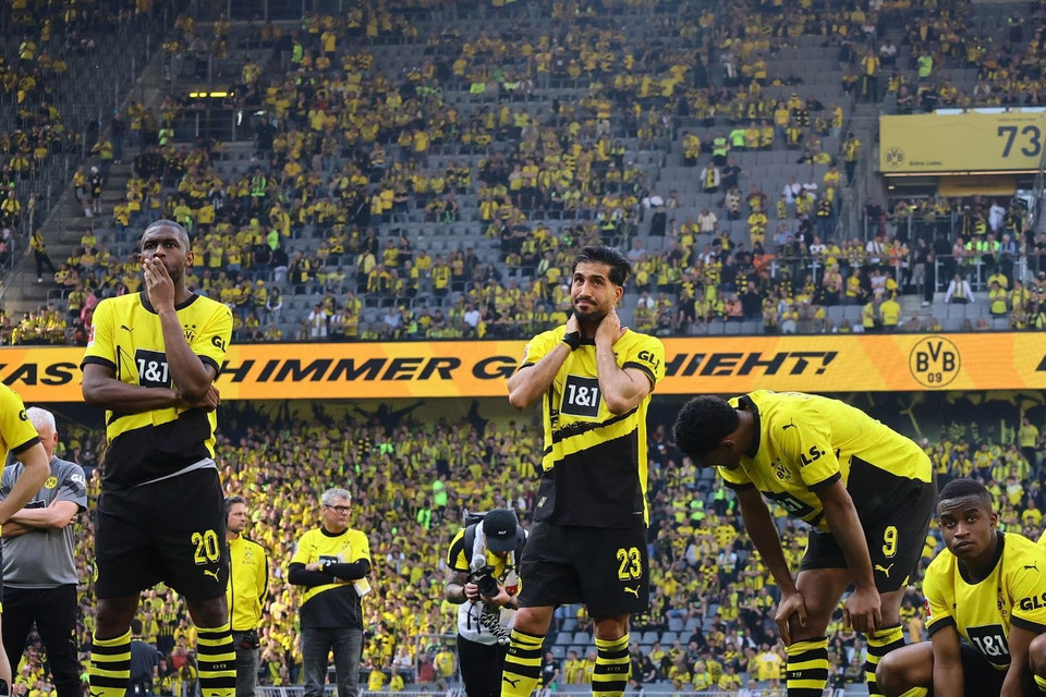 Nỗi buồn của các cầu thủ Dortmund sau trận đấu mà tưởng chừng họ đã có thể mở hội ăn mừng. (Nguồn: Getty Images)
