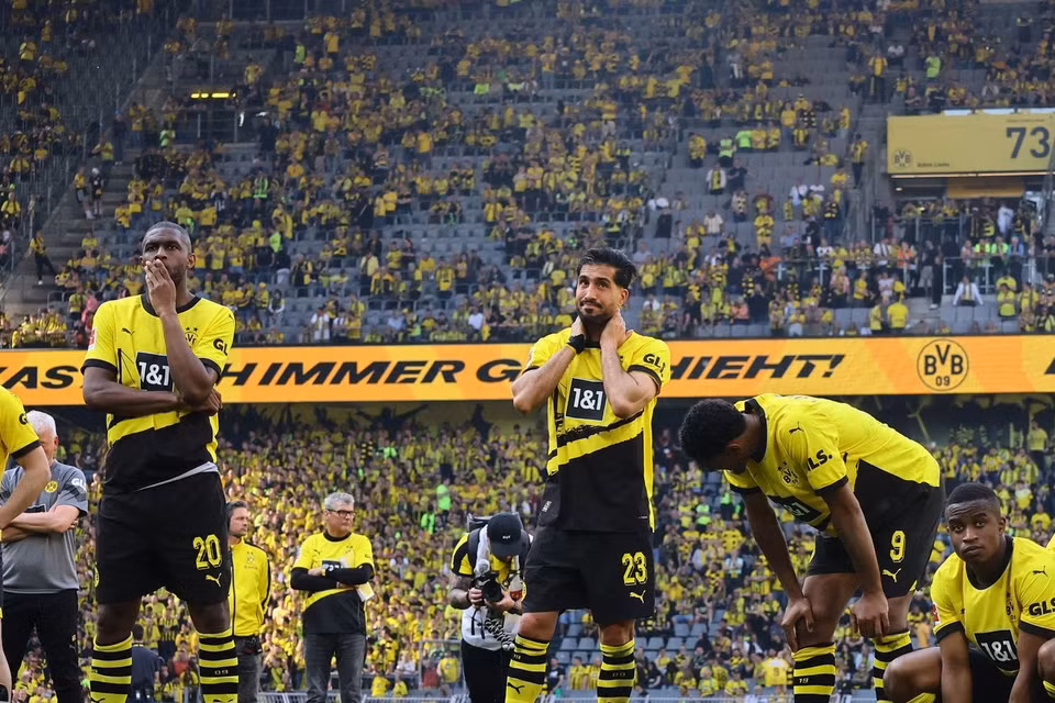 Nỗi buồn của các cầu thủ Dortmund sau trận đấu mà tưởng chừng họ đã có thể mở hội ăn mừng. (Nguồn: Getty Images)