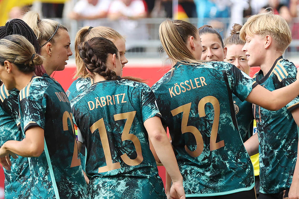 Niềm vui của đội chủ nhà sau khi có bàn thắng sớm. (Nguồn: DFB)