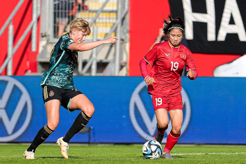 Tuy nhiên, tuyển Nữ Việt Nam vẫn bỉnh tĩnh để tạo ra những cơ hội nguy hiểm. (Nguồn: DFB)