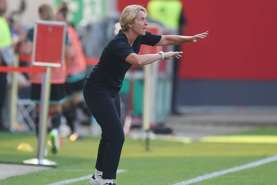 Bên ngoài sân, HLV Martina Voss-Tecklenburg không ngừng thúc giục học trò tiếp tục chơi tấn công. (Nguồn: DFB)