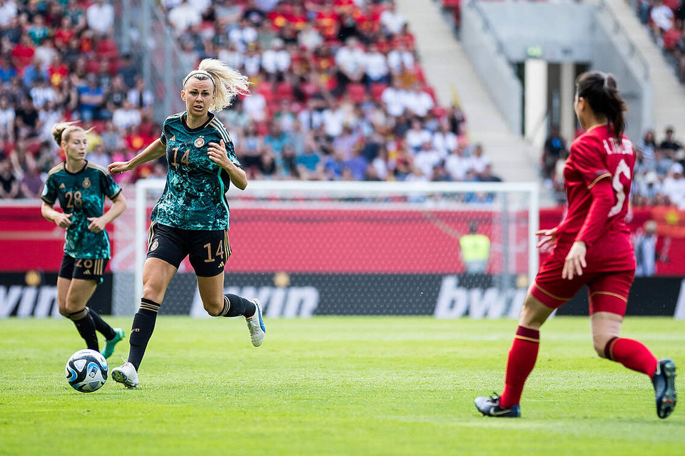 Việc tuyển Đức kiểm soát bóng nhiều hơn là điều mà các cô gái của chúng ta đã lường được từ trước. (Nguồn: DFB)