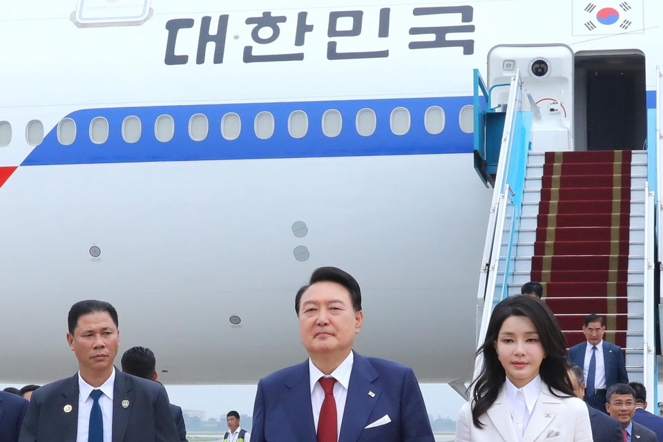 Lễ đón Tổng thống Hàn Quốc Yoon Suk Yeol và Phu nhân tại sân bay quốc tế Nội Bài. (Ảnh: An Đăng/TTXVN)