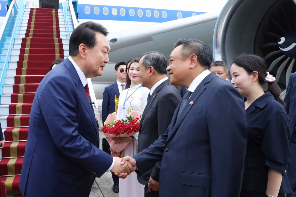 Chủ tịch UBND thành phố Hà Nội Trần Sỹ Thanh đón Tổng thống Hàn Quốc Yoon Suk Yeol và Phu nhân tại sân bay quốc tế Nội Bài. (Ảnh: An Đăng/TTXVN)