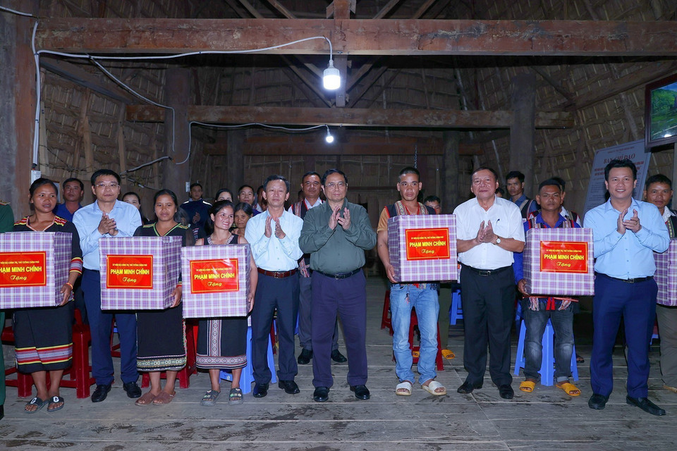 Thủ tướng Phạm Minh Chính tặng quà cho đồng bào Làng Văn hóa Du lịch cộng đồng Kon Pring. (Ảnh: Dương Giang/TTXVN)