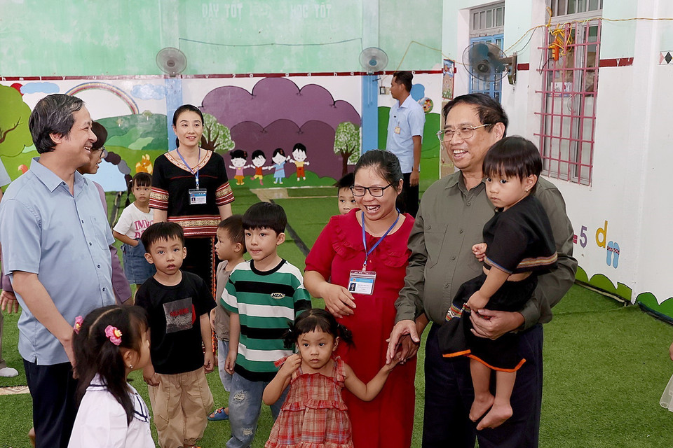 Thủ tướng Phạm Minh Chính với học sinh Trường Mầm non Măng Đen, huyện Kon Plông. (Ảnh: Dương Giang/TTXVN)