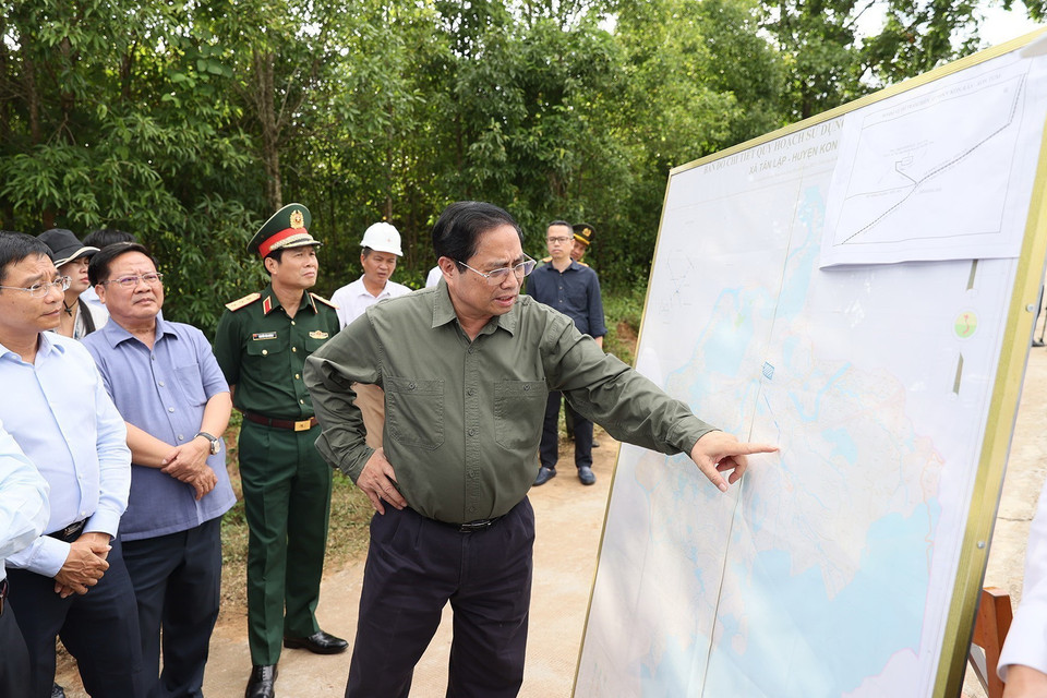 Thủ tướng Phạm Minh Chính khảo sát quy hoạch phát triển điện gió tại xã Tân Lập, huyện Kon Rẫy. (Ảnh: Dương Giang/TTXVN)