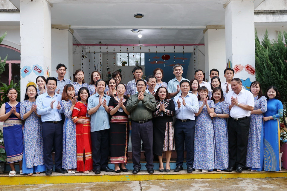 Thủ tướng Phạm Minh Chính với giáo viên Trường Mầm non Măng Đen, huyện Kon Plông. (Ảnh: Dương Giang/TTXVN)