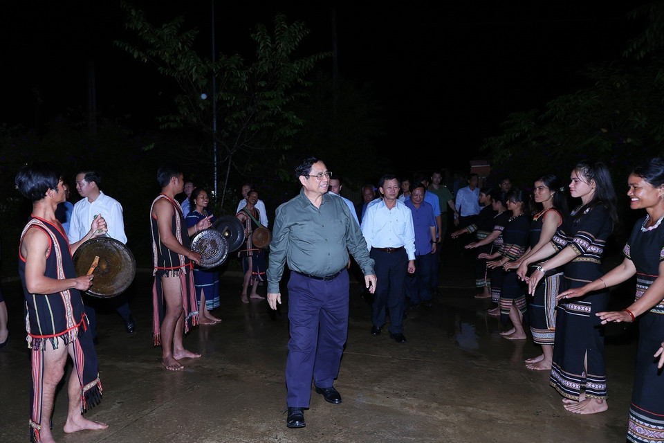 Thủ tướng Phạm Minh Chính đến thăm Làng Văn hóa Du lịch cộng đồng Kon Pring. (Ảnh: Dương Giang/TTXVN)