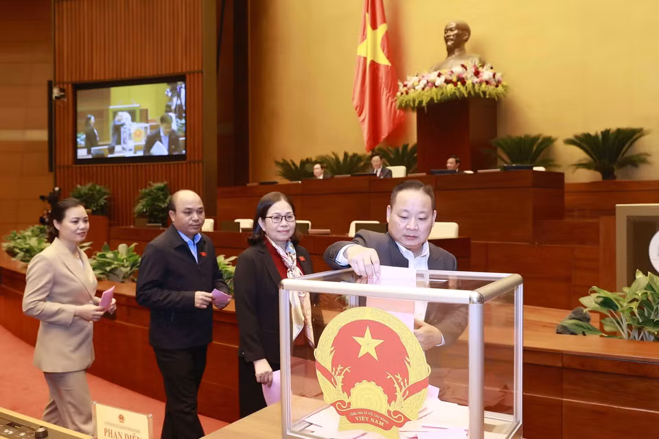 Đại biểu bỏ phiếu phê chuẩn đề nghị của Thủ tướng về việc bổ nhiệm Phó Thủ tướng Chính phủ. (Ảnh: Doãn Tấn/TTXVN)