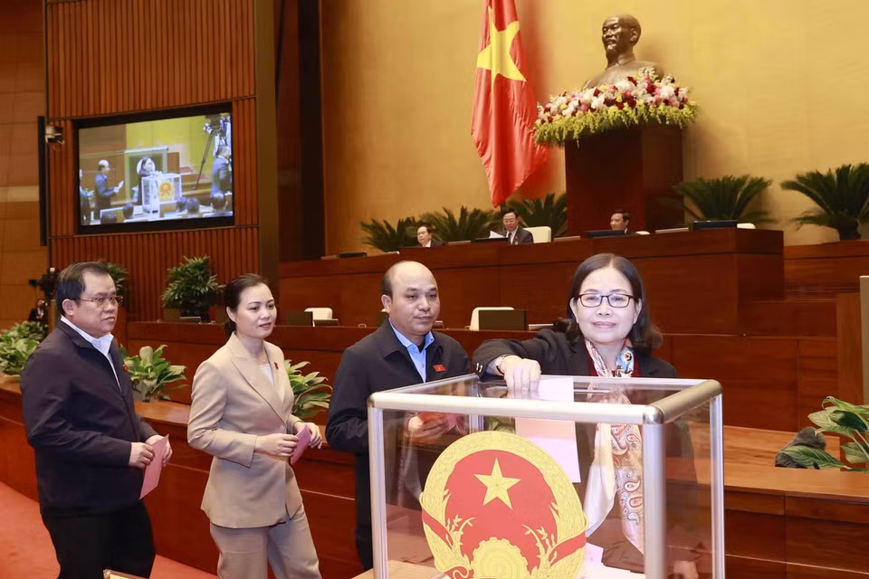 Đại biểu bỏ phiếu phê chuẩn đề nghị của Thủ tướng về việc bổ nhiệm Phó Thủ tướng Chính phủ. (Ảnh: Doãn Tấn/TTXVN)
