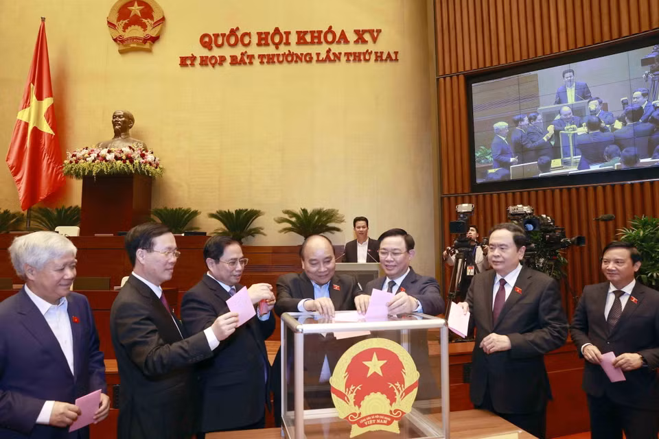 Chủ tịch nước Nguyễn Xuân Phúc, Thủ tướng Phạm Minh Chính, Chủ tịch Quốc hội Vương Đình Huệ và đại biểu bỏ phiếu phê chuẩn đề nghị của Thủ tướng về việc bổ nhiệm Phó Thủ tướng Chính phủ. (Ảnh: Doãn Tấn/TTXVN)