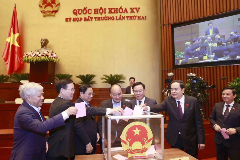 Chiều 5/1, Quốc hội tiến hành bỏ phiếu phê chuẩn đề nghị của Thủ tướng về việc bổ nhiệm Phó Thủ tướng Chính phủ nhiệm kỳ 2021-2026 đối với Bộ trưởng Tài nguyên Môi trường Trần Hồng Hà và Bí thư Thành ủy Hải Phòng Trần Lưu Quang. (Ảnh: Doãn Tấn/TTXVN)