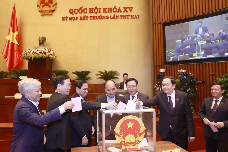 Chiều 5/1, Quốc hội tiến hành bỏ phiếu phê chuẩn đề nghị của Thủ tướng về việc bổ nhiệm Phó Thủ tướng Chính phủ nhiệm kỳ 2021-2026 đối với Bộ trưởng Tài nguyên Môi trường Trần Hồng Hà và Bí thư Thành ủy Hải Phòng Trần Lưu Quang. (Ảnh: Doãn Tấn/TTXVN)