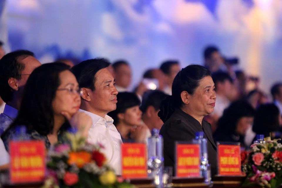 Ủy viên Bộ Chính trị, Phó Chủ tịch Thường trực Quốc hội Tòng Thị Phóng tới tham dự chương trình giao lưu nghệ thuật. (Ảnh: Phan Tuấn Anh/TTXVN)