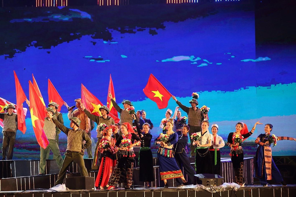 Tối 5/5, tại Quảng trường 7/5, thành phố Điện Biên Phủ đã diễn ra chương trình giao lưu nghệ thuật Kỷ niệm 65 năm Chiến thắng Điện Biên Phủ mang chủ đề 'Điện Biên - Điểm hẹn hòa bình'. (Ảnh: Phan Tuấn Anh/TTXVN)
